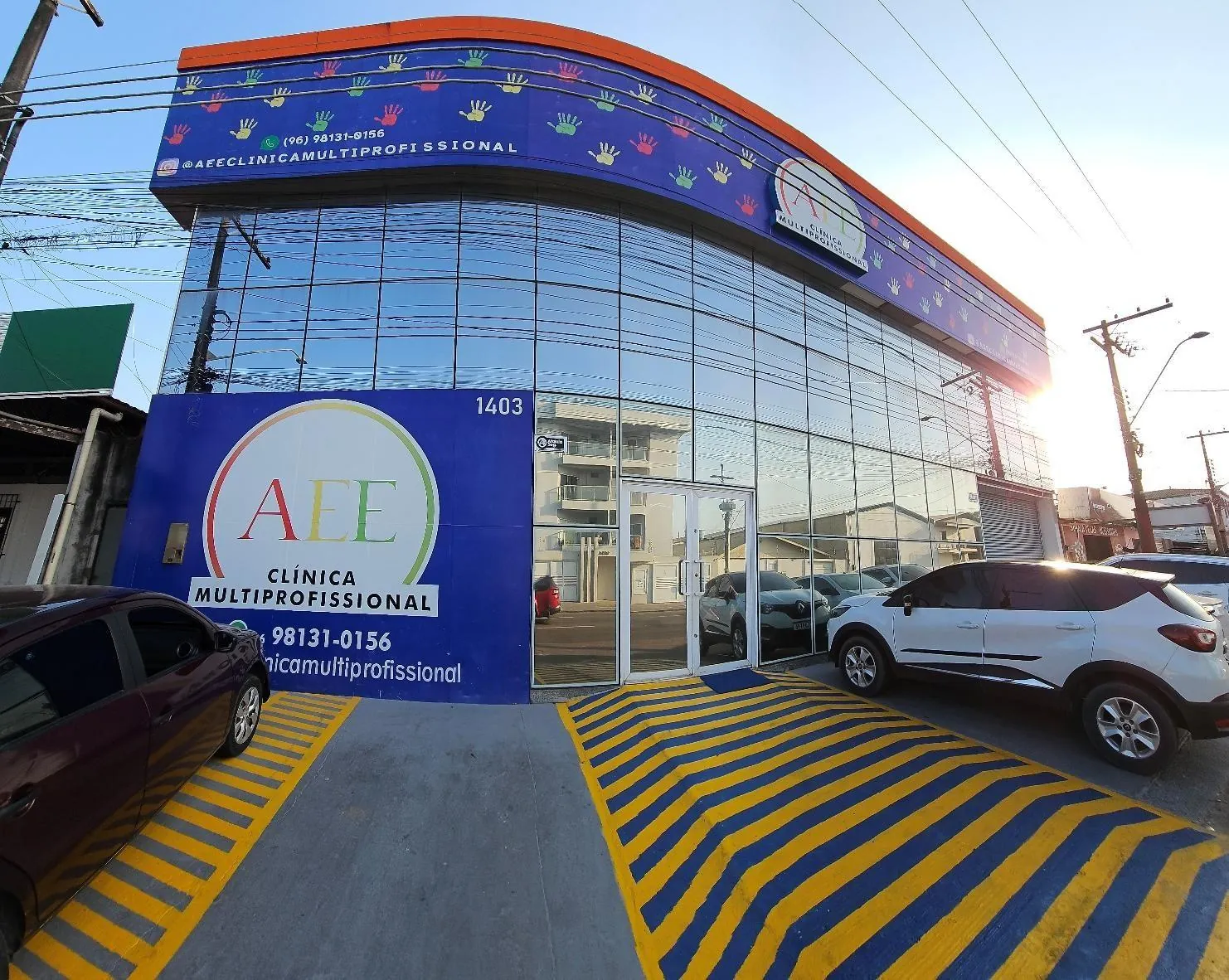 Fachada azul da AEE Clínica Multiprofissional, na Av. Pedro Lazarino, em Macapá