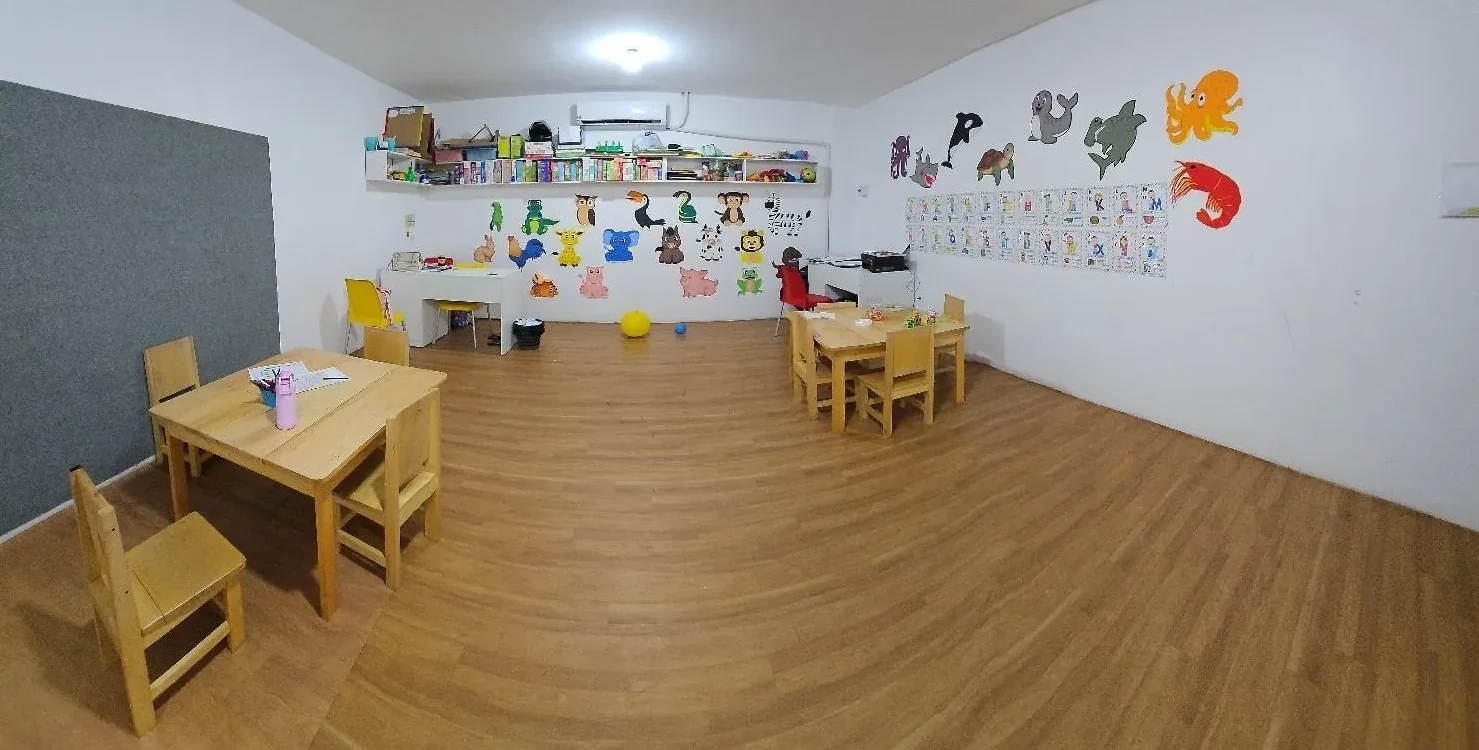 Sala de AEE clínico, montada para leitura, escrita e atenção compartilhada.