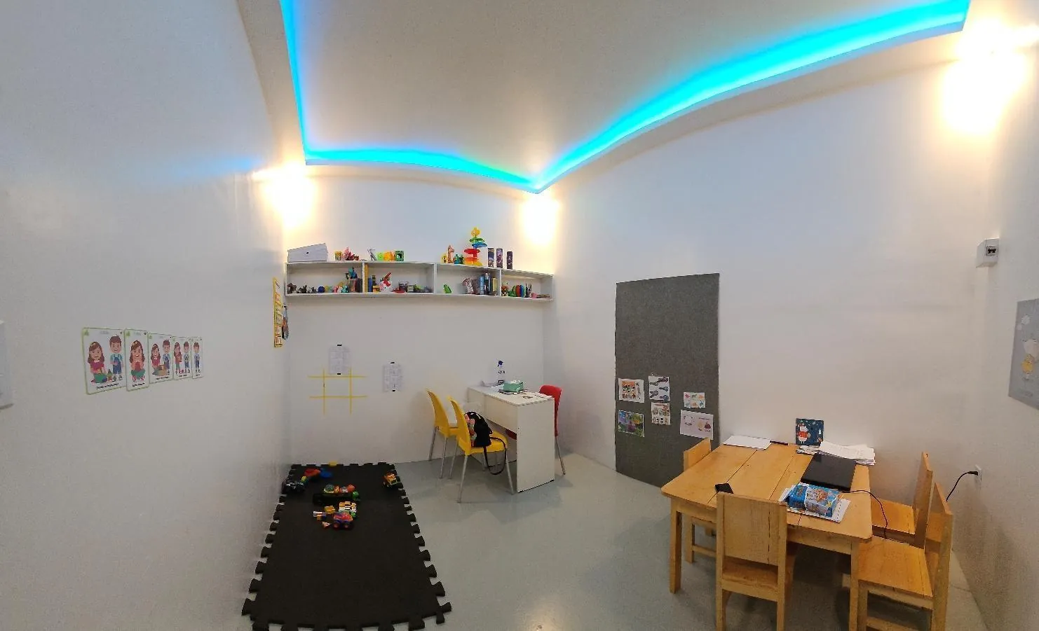Sala multiprofissional, com acústica tratada, para o trabalho individual.